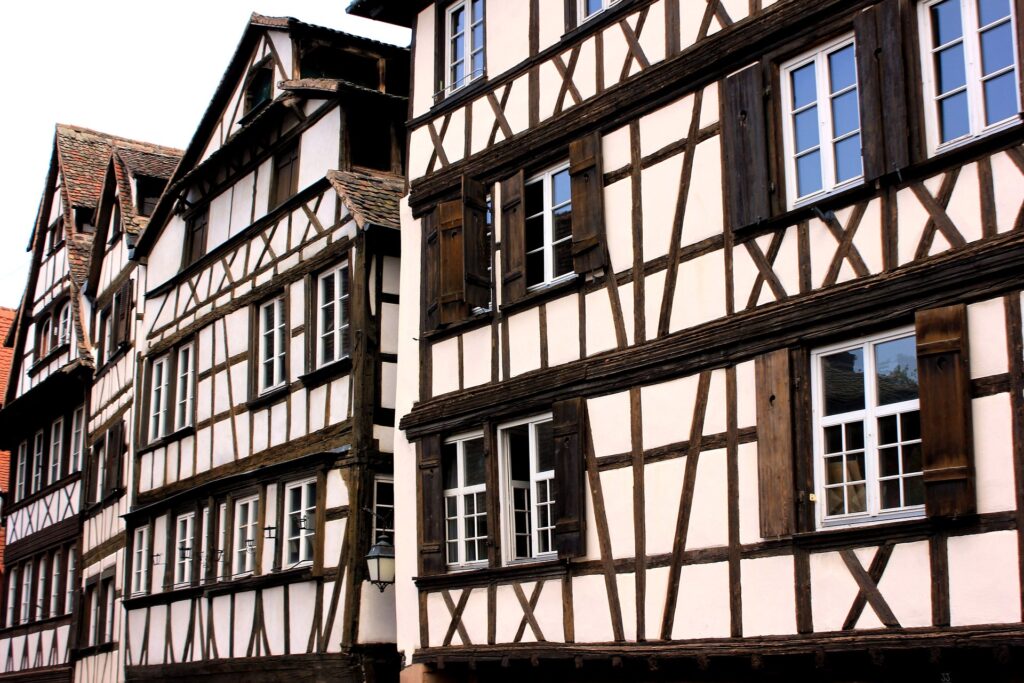 Maisons alsaciennes à colombages pour illustrer le cabinet ophtalmologique Maison Rouge situé à la Robertsau