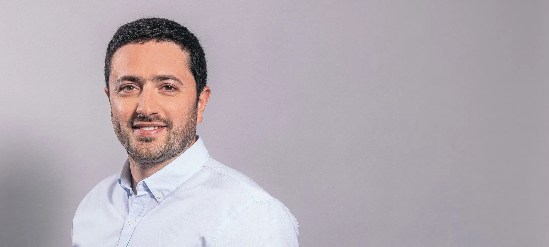 Dan Derhy, ophtalmologue spécialisé en chirurgie des paupières, réfractive et de la cataracte