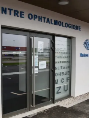 Entrée du cabinet ophtalmologique Maison Rouge à Erstein 