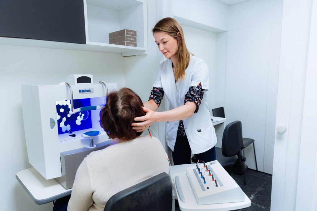 Optométriste équipant une patiente dans le cadre d'un ERG 