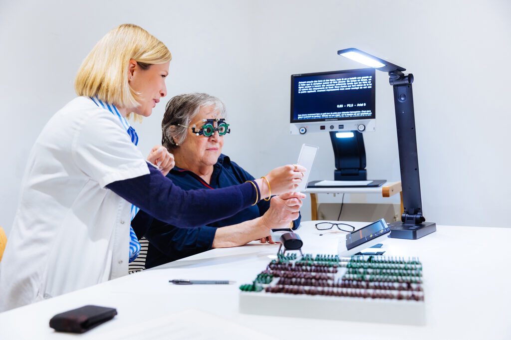 Optométriste accompagnant une patiente atteinte de basse vision